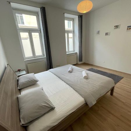 Cozy 8-Person Home In Vienna Located At Haberlgasse 82 N1 Bagian luar foto