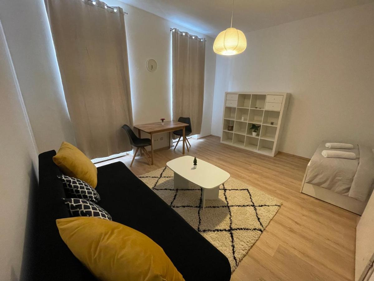 Cozy 8-Person Home In Vienna Located At Haberlgasse 82 N1 Bagian luar foto