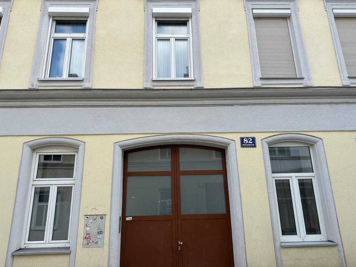 Cozy 8-Person Home In Vienna Located At Haberlgasse 82 N1 Bagian luar foto